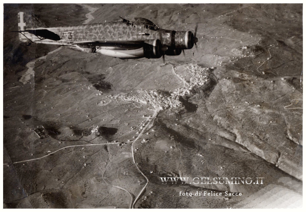 Anno 1940 - in volo sopra Penne aereo Savoia-Marchetti SM.79 mod. Sparviero con livrea mimetica - foto di Felice Sacco